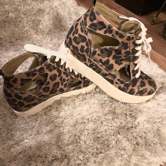 Size 6.5 wedge style lace up canvas sneaker by Very G. - Picture 3 of 5